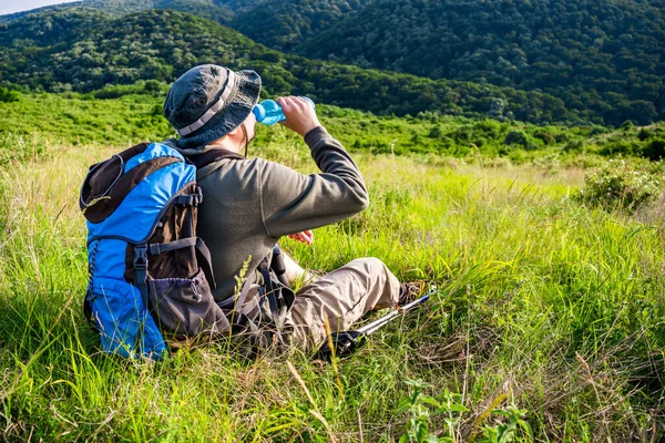 Imagem Homem Bebendo Água Descansando Caminhadas — Fotografia de Stock