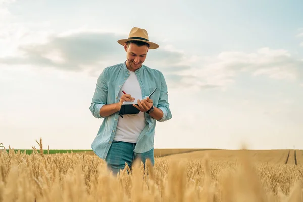 Fazendeiro Feliz Escrevendo Notas Enquanto Está Seu Campo Trigo Crescente — Fotografia de Stock