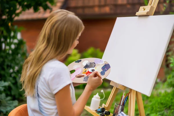 Woman Enjoys Painting Canvas Outdoor — Fotografia de Stock