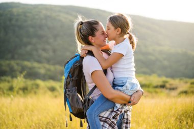 Mutlu anne ve kız doğada birlikte vakit geçirmenin tadını çıkarıyorlar..