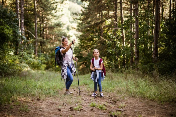 Moeder Dochter Genieten Samen Van Wandelen — Stockfoto