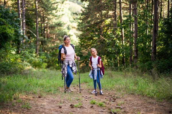 Moeder Dochter Genieten Samen Van Wandelen — Stockfoto