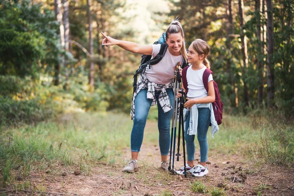 Moeder Dochter Genieten Samen Van Wandelen — Stockfoto