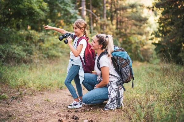 Mor Och Dotter Använder Kikare Och Njuta Vandring Tillsammans — Stockfoto