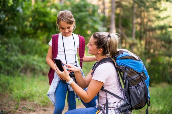 Mother Daughter Using Map Mobile Phone Enjoy Hiking Together — Stock Photo, Image