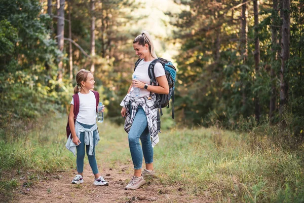 Madre Hija Beben Agua Disfrutan Haciendo Senderismo Juntos — Foto de Stock