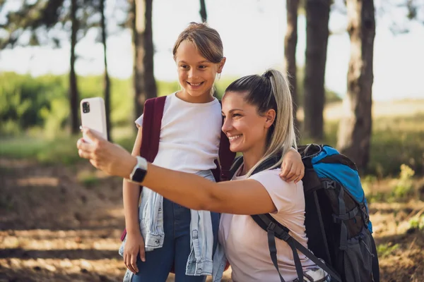 Mãe Filha Estão Tomando Selfie Enquanto Desfrutam Caminhadas — Fotografia de Stock