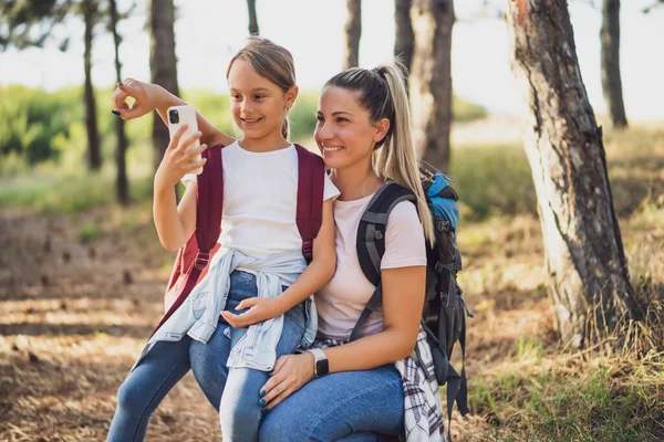 Moeder Dochter Nemen Foto Met Telefoon Terwijl Genieten Van Wandelen — Stockfoto