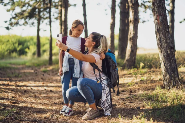 Mãe Filha Estão Tomando Selfie Enquanto Desfrutam Caminhadas — Fotografia de Stock