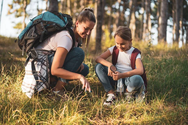 Moeder Dochter Verkennen Met Vergrootglas Natuur Tijdens Het Wandelen — Stockfoto