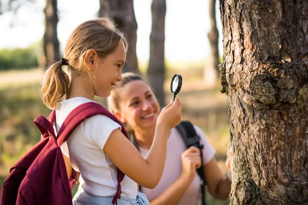 Niña Explorando Con Lupa Naturaleza Mientras Camina Con Madre — Foto de Stock