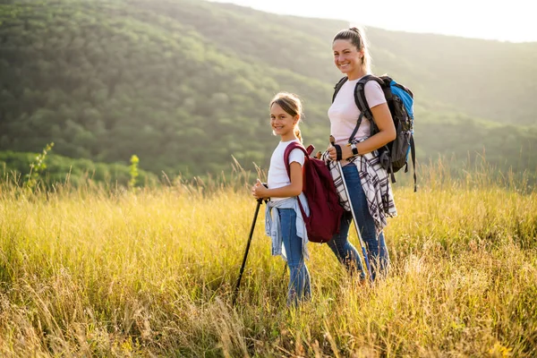 Mother Daughter Enjoy Hiking Together — Stock Photo, Image