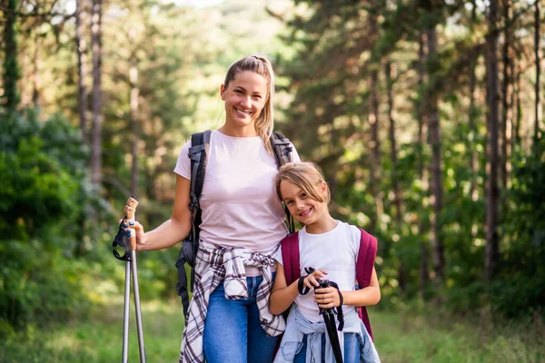 Moeder Dochter Genieten Samen Van Wandelen — Stockfoto