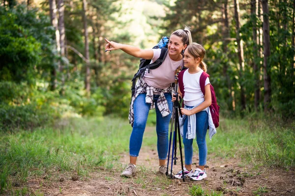 Moeder Dochter Genieten Samen Van Wandelen — Stockfoto