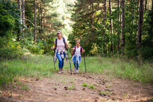 Anne Kızı Birlikte Yürümekten Zevk Alıyorlar — Stok fotoğraf