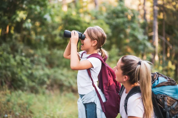 Madre Hija Usando Prismáticos Disfrutan Haciendo Senderismo Juntos —  Fotos de Stock