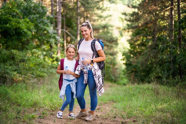 Moeder Dochter Drinken Water Genieten Samen Van Wandelen — Stockfoto