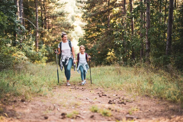 Moeder Dochter Genieten Samen Van Wandelen — Stockfoto