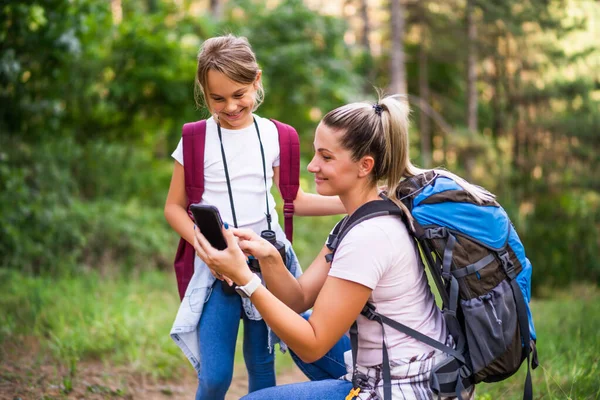 Madre Hija Utilizando Mapa Teléfono Móvil Disfrutar Senderismo Juntos — Foto de Stock