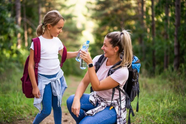 Madre Hija Beben Agua Disfrutan Haciendo Senderismo Juntos —  Fotos de Stock