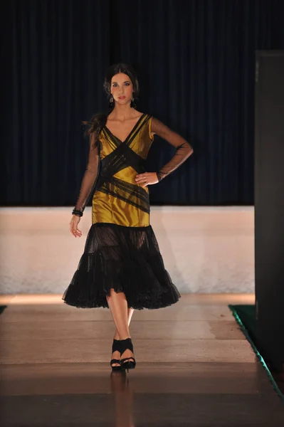 Young Caucasian Model Traditional Flamenco Dress Fashion Runway — Stockfoto