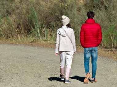 Genç çift kış boyunca dağda yürüyor.