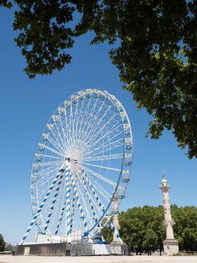 Ferris wheel on the Esplanade de Quinconces near the monument of Aux Girondins in Bordeaux , Franc
