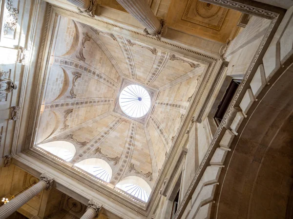 View vault and bows inside of the Opera house