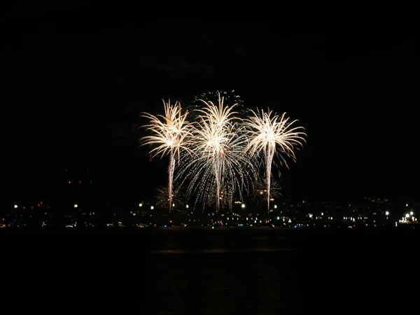 Πυροτεχνήματα Δίπλα Στη Θάλασσα Κατά Την Τελετή Έναρξης Των Εορτασμών — Φωτογραφία Αρχείου