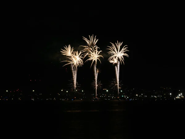 Πυροτεχνήματα Δίπλα Στη Θάλασσα Κατά Την Τελετή Έναρξης Των Εορτασμών — Φωτογραφία Αρχείου