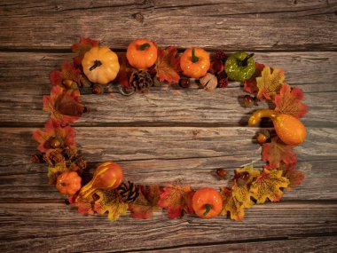 Sonbahar kompozisyonu. Balkabakları, ahşap arka planda kurumuş yapraklar. Sonbahar Cadılar Bayramı konsepti. Boşluğu kopyala
