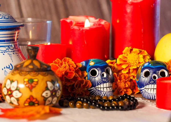 緑の背景に描かれた花と死んだ典型的なメキシコの頭蓋骨のスペインメキシコの伝統的な秋の祭りの日 装飾やマリーゴールドの花やキャンドルを提供していますコンセプトコピースペース — ストック写真