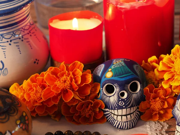 墨西哥传统的秋节节 是典型的墨西哥骷髅亡灵节 它的花朵涂在绿色的背景上 装饰着美丽的花朵 烛光点缀着祭品 — 图库照片