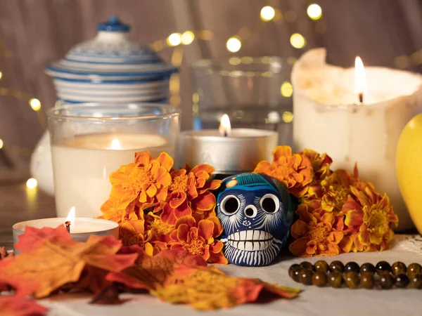 緑の背景に描かれた花と死んだ典型的なメキシコの頭蓋骨のスペインメキシコの伝統的な秋の祭りの日 装飾やマリーゴールドの花やキャンドルを提供していますコンセプトコピースペース — ストック写真