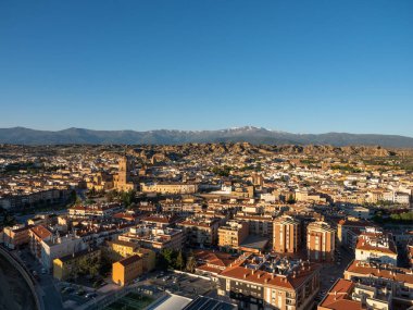 Panoramik hava manzarası balonla Granada 'daki Guadix kasabasında uçuyor.