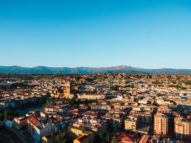 Panoramik hava manzarası balonla Granada 'daki Guadix kasabasında uçuyor.