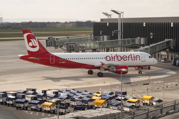 Airplane Air Berlin Airbus A320 prepares for flight in airport Hannover — Stock Photo, Image