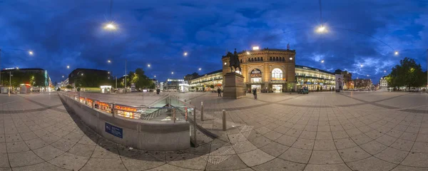Ernst-August Plaza en Hannover. Panorama . —  Fotos de Stock