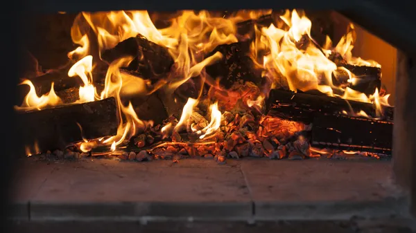 bir ahşap fırın burning yangın