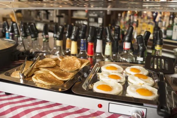 Huevo frito y bollos tostados — Foto de Stock