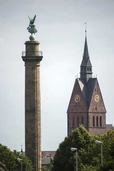 Hannover marktkirche och waterloo kolumn Stockbild