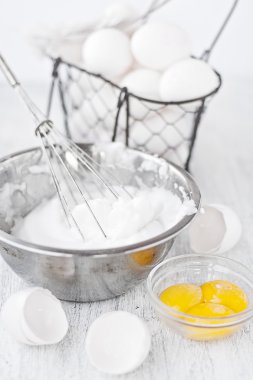 cirpilmis yumurta akı