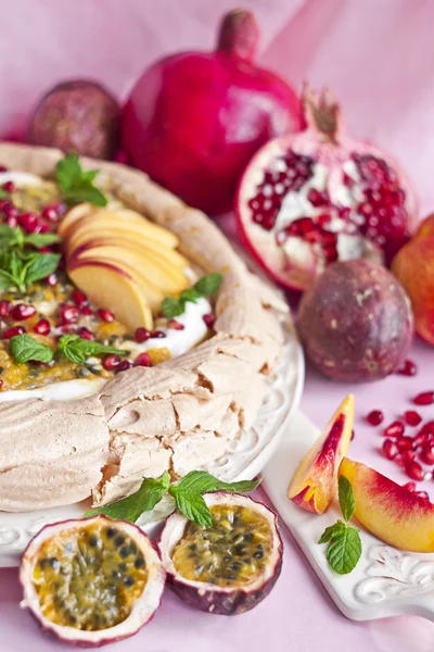 Pavlova con frutas de verano — Foto de Stock