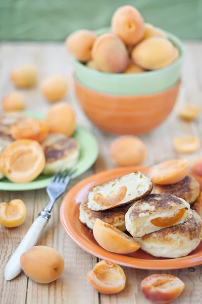 Quark Pfannkuchen mit Aprikosen — Stockfoto