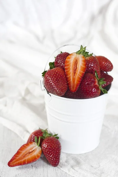 Färska jordgubbar i hink — Stockfoto