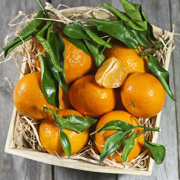 Fresh tangerines in wooden box — Stock Photo, Image