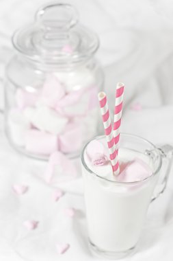 beyaz sıcak çikolata marshmallow ile