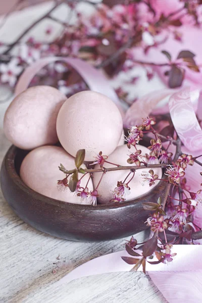 Oeufs de Pâques roses avec brunch de fleurs — Photo