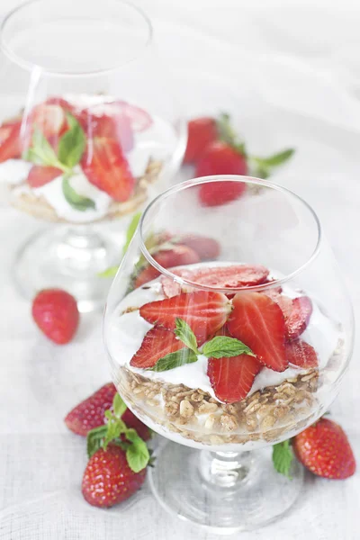 Granola ve çilekli yoğurt — Stok fotoğraf