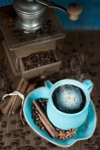 Kaffee und alte Kaffeemühle — Stockfoto